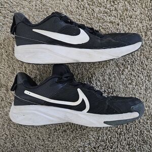 Nike Kids Size 3 Black and White Running Shoes
